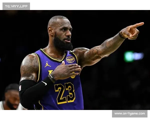 詹姆斯突破扣篮后与队友撞胸庆祝，湖人反超比分