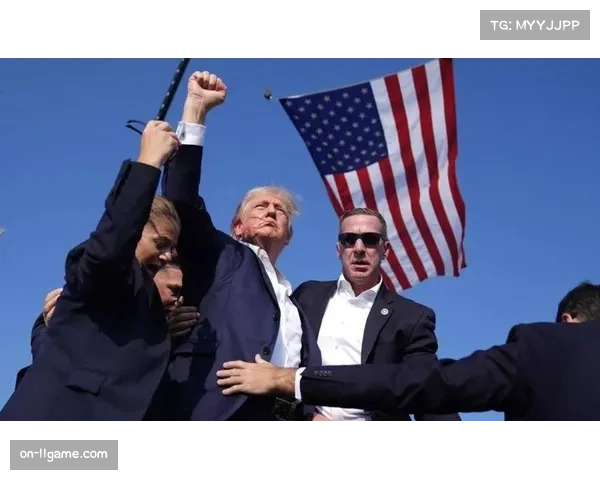 现场镜头捕捉到，场边观战的“钻石”普瓦里尔为精彩击打振臂高呼